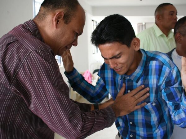 Venezolanos en Medellín encuentran ayuda material y esperanza espiritual