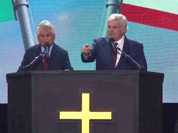 Franklin Graham lleva mensaje de amor de Dios a la frontera EEUU – México