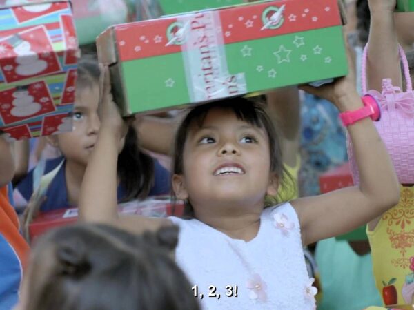 Niños afectados por huracán reciben regalos en cajas de zapatos