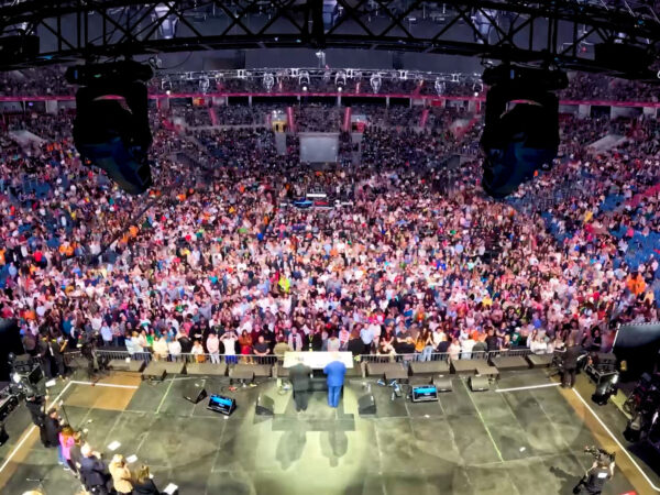 Hundreds Respond at Franklin Graham’s God Loves Your Tour in Poland