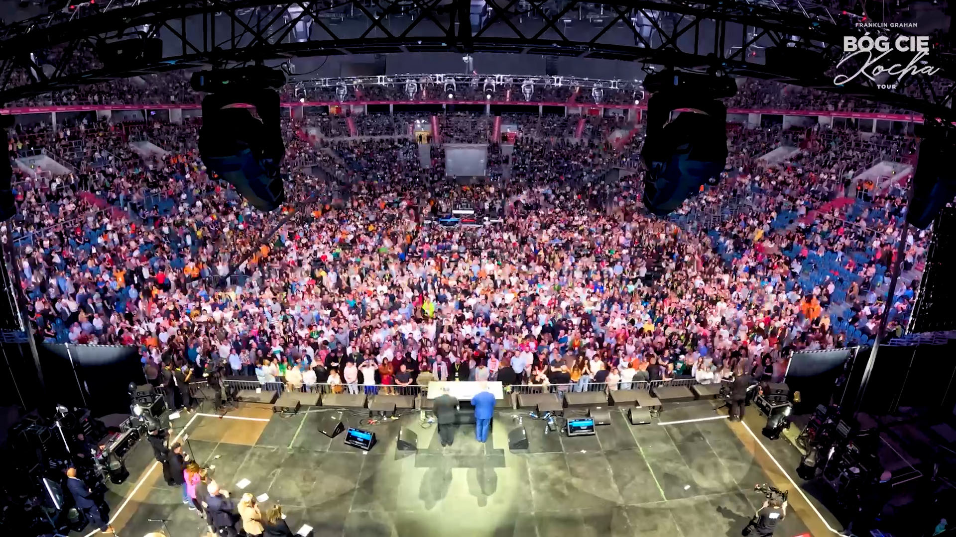 Hundreds Respond at Franklin Graham’s God Loves Your Tour in Poland