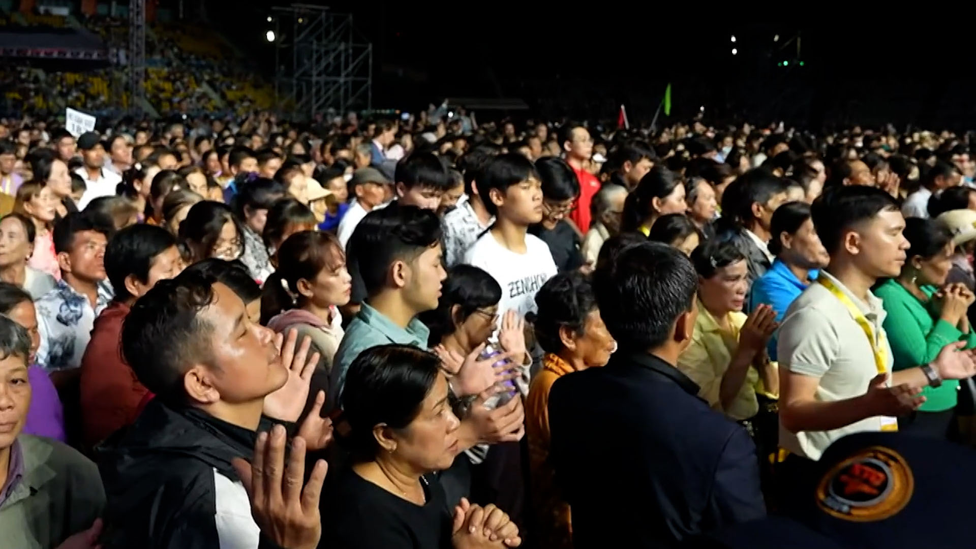 More than 1,200 Vietnamese Respond to Gospel Invitation at Season of Love Festival